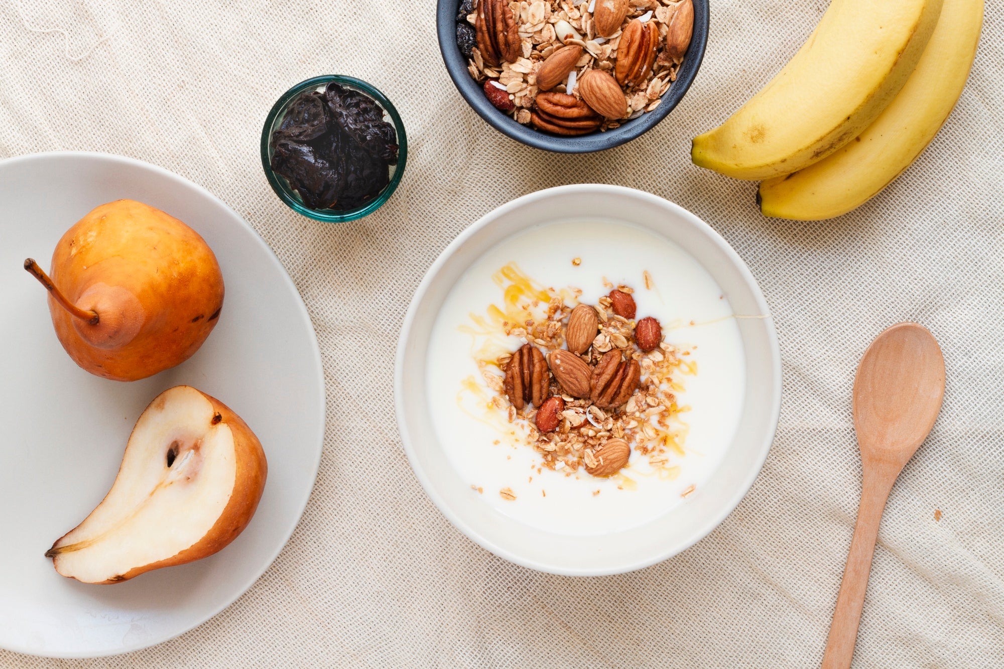 2 desayunos saludables con yogur griego y frutas